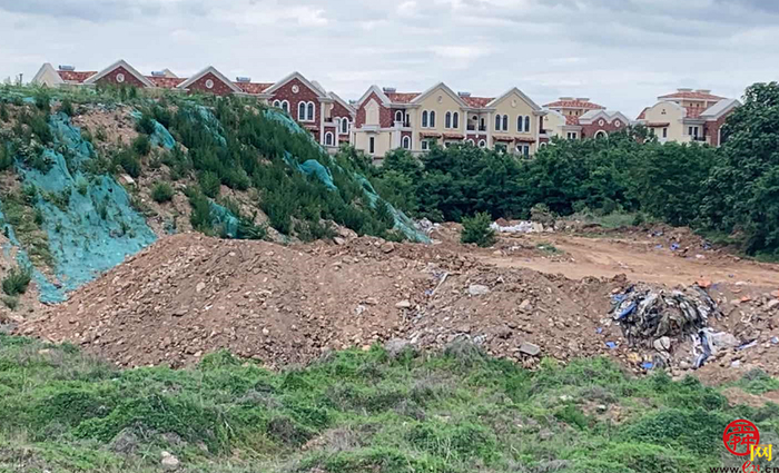 【啄木鸟在行动】绣源西街附近渣土裸露 防尘措施有待加强