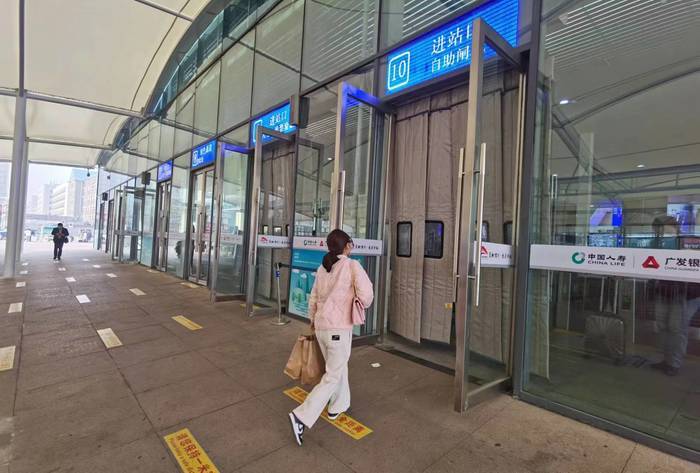 不再查验“码”“证” 学生流提前出现 济南铁路积极做好客流恢复运输保障工作