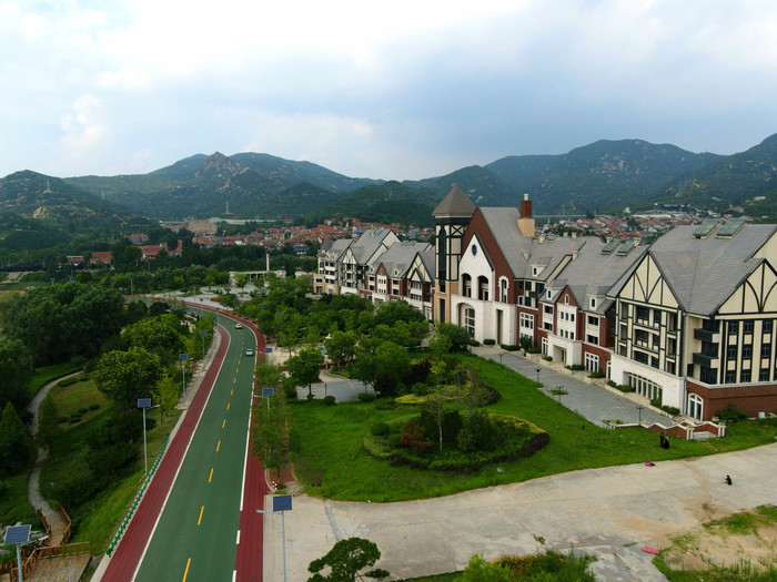 “彩色绸带”环湖舞 天成湖色惹人醉