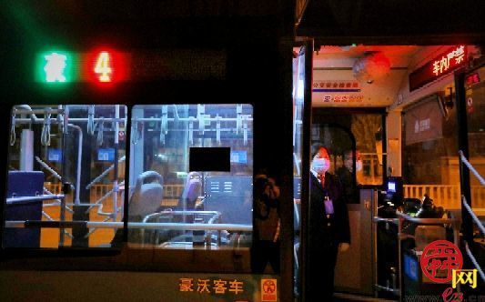 零点公交司机：日复一日 守望城市夜归人
