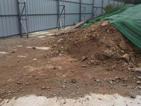 【啄木鸟在行动】奥体中路康虹路公交站西50米路北院内有渣土裸露