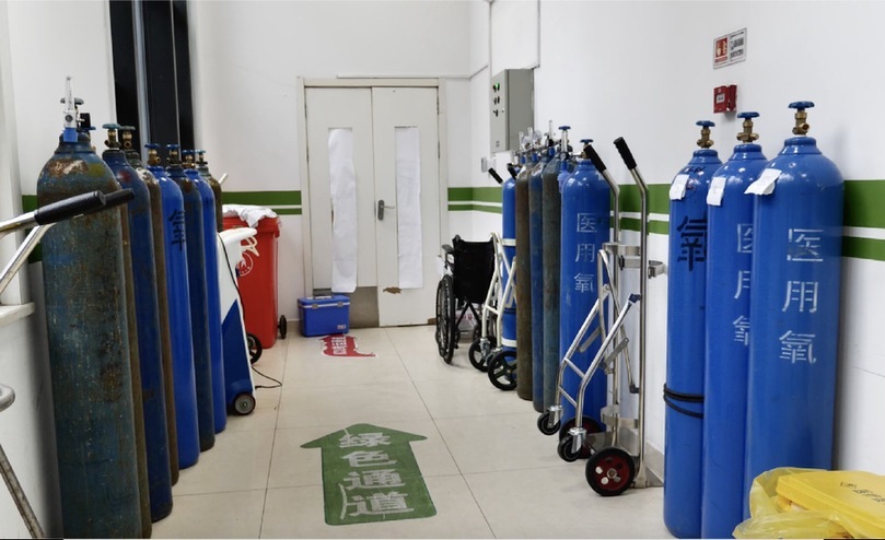 特写｜“应收尽收”总攻下的发热门诊：深夜，终于难得安静