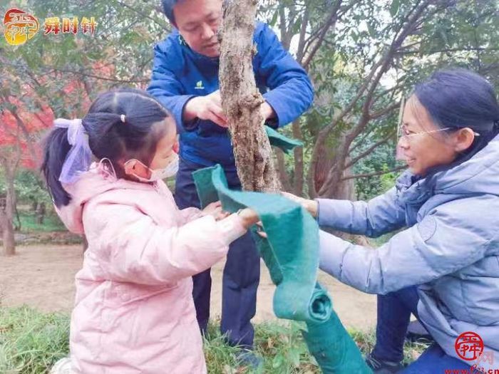 舜时针粉丝共探冬藏奥秘 百花公园植物保护在行动