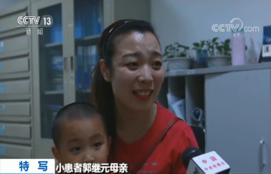 意外“走红”！医生哄睡小患者 手术室上演温馨一幕 