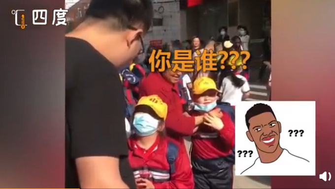 萌化了！萌娃商场认错妈抱着不松手，还当着亲妈的面亲了这位“妈妈”