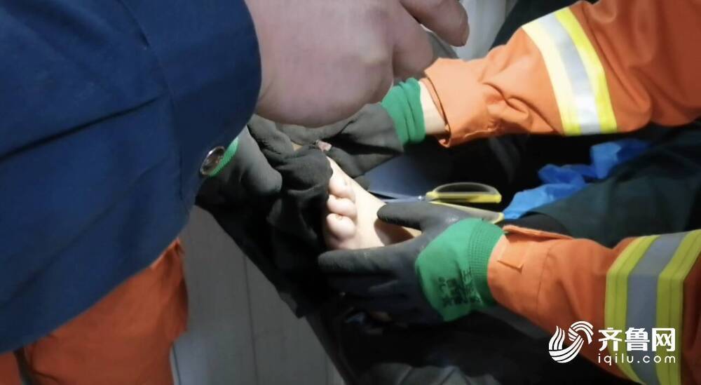 济宁一男子脚掌被钢板卡住 消防员8分钟解救大拇指