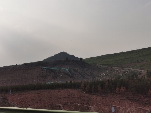 【啄木鸟在行动】二环南高架路太平庄村附近有渣土裸漏现象