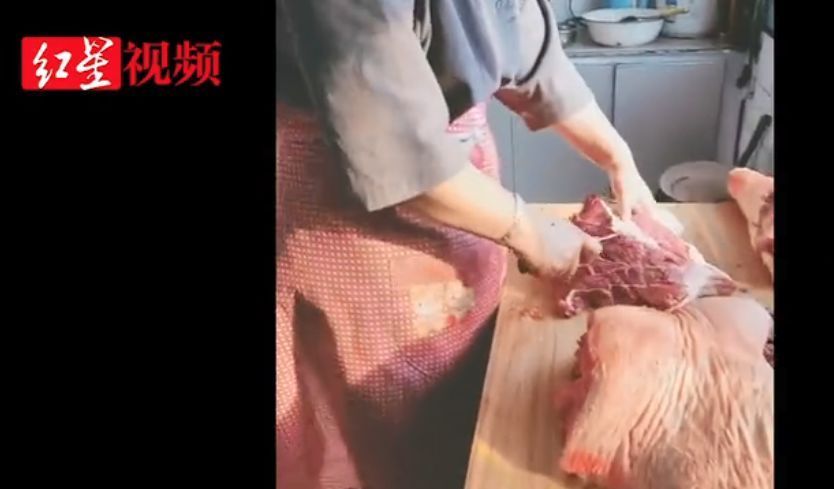 近万个饺子摆院子里速冻！网友：大户人家又来拉仇恨