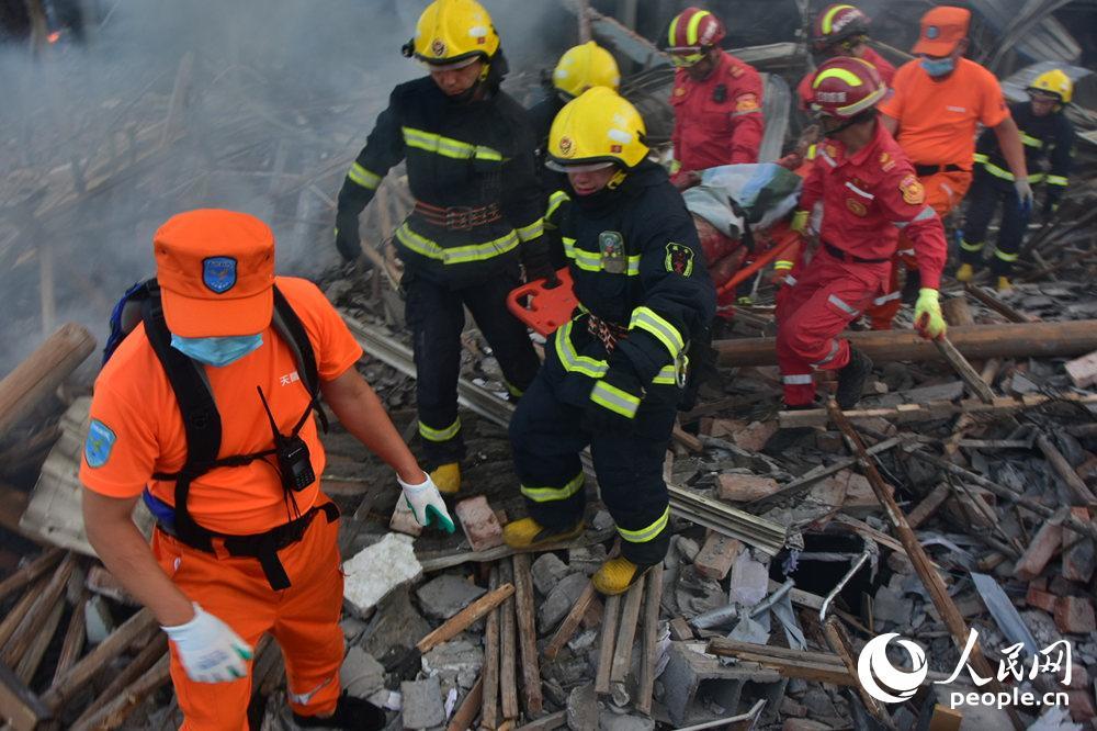 台州温岭一槽罐车发生爆炸 450余名消防员现场救援