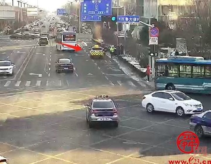 八旬老人寒冬单衣出门迷路，济南交警暖心救助