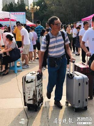 开学季少不了父亲的肩头、母亲的臂弯！记者直击山师迎新现场