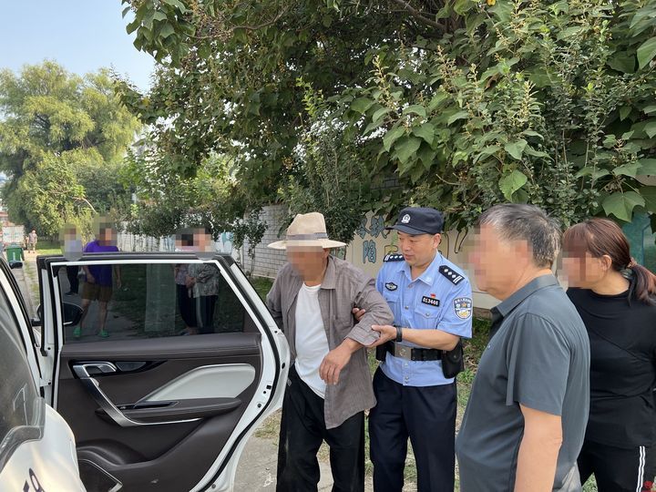 中秋节老人外出购物摔倒民警暖心救助护送返家