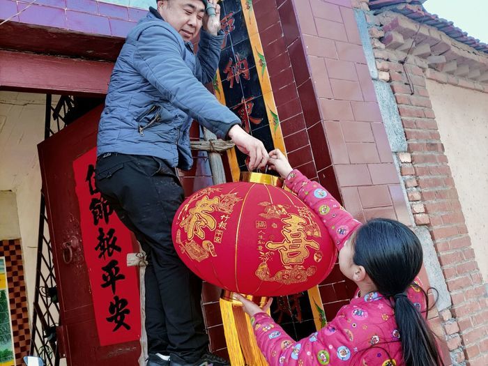 高新区鸡山小学的孩子们开始忙年啦！