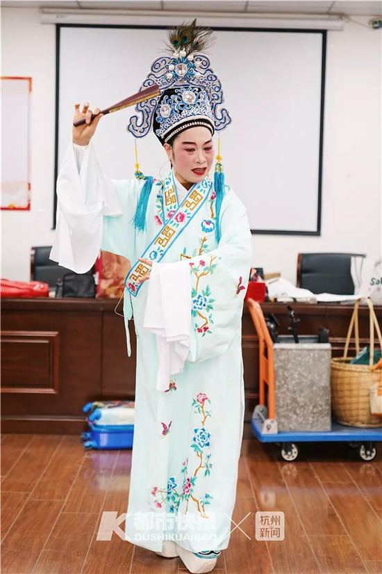 为爱发电！杭州城东有一帮公益演越剧的老板娘