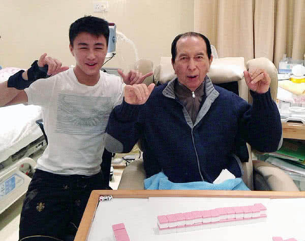 何猷君深夜喝醉，多次爆粗怒怼网友，透露家族财产已分完