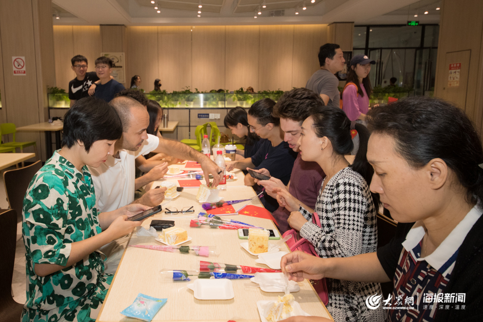 鲜花、快闪、2米长的蛋糕……山东一高校学生共祝老师节日快乐