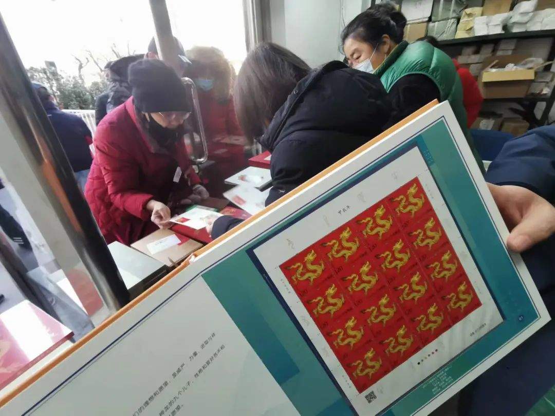 “龙票”开售！北京邮迷排百米长队购买