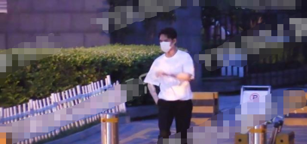 看到|王凯深夜与好友KTV聚会，喝到烂醉离开时险撞墙