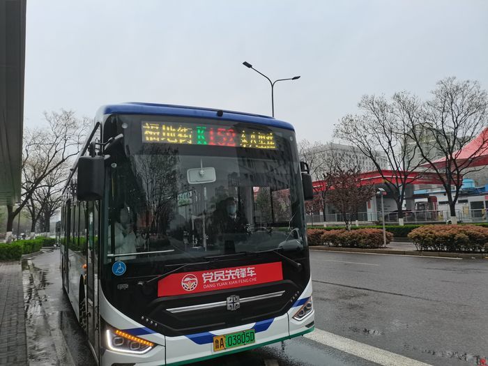 党员“先锋车”  驶上“便民道”——济南公交首批100辆党员先锋车亮相泉城街头