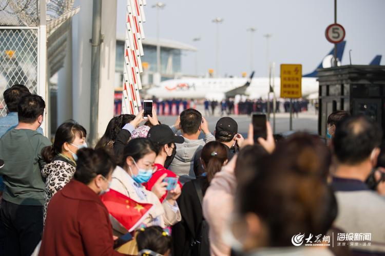 鲜花，祝福标语 民众自发机场欢迎英雄回家