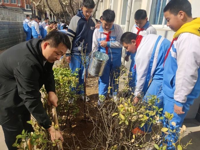 播撒梦想厚植希望，西营街道初级中学举办植树节活动