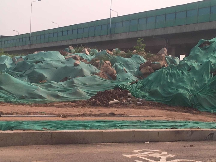 【啄木鸟在行动】舜馨佳园南侧渣土裸露 存扬尘隐患