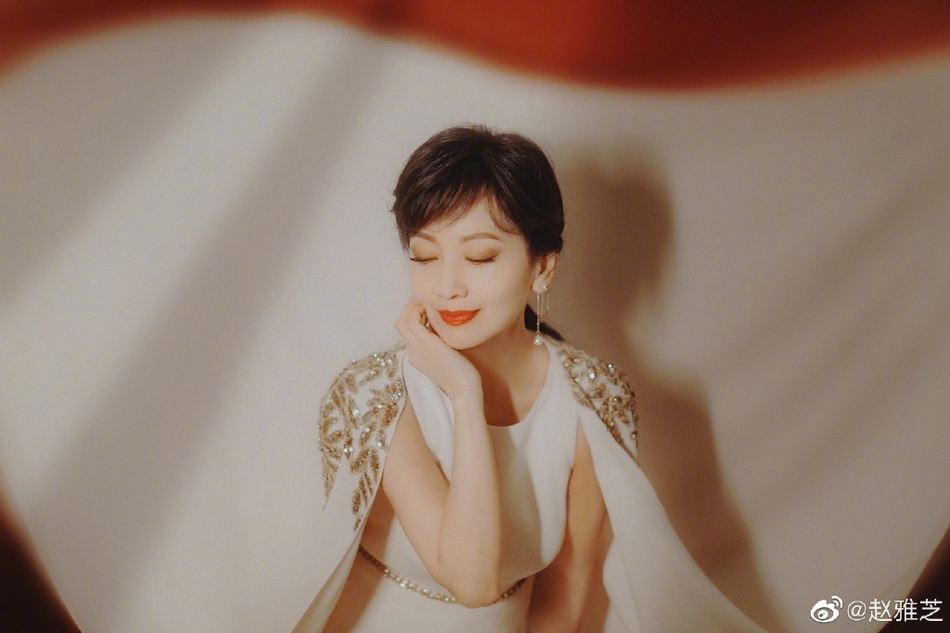 赵雅芝白色长裙刺绣披肩优雅 举手投足间尽显端庄