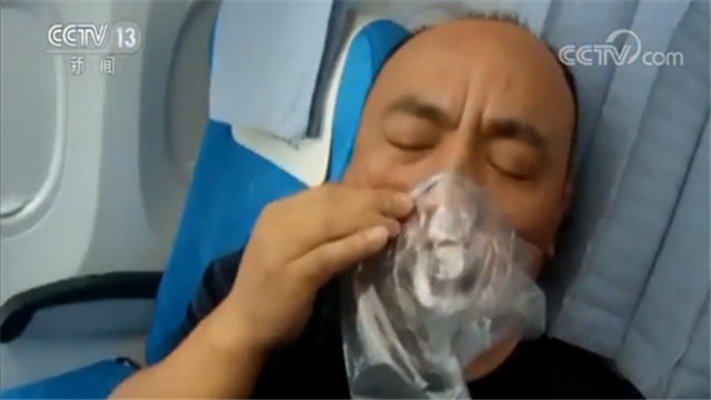 暖心！飞机上发生了这样一幕 航班紧急备降