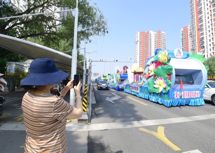 花车巡游上演首秀 “流动的风景线”谱写泉水乐章