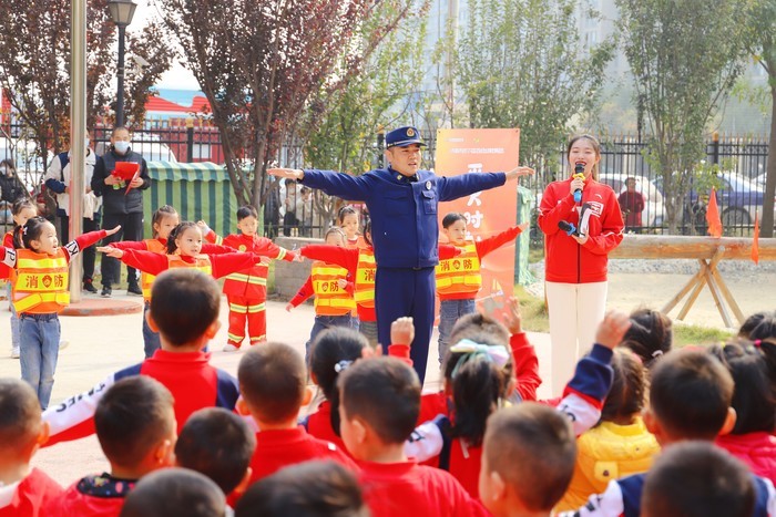 沉浸式体验消防员职业，历下区百合幼教集团这场运动会,有点不一样!