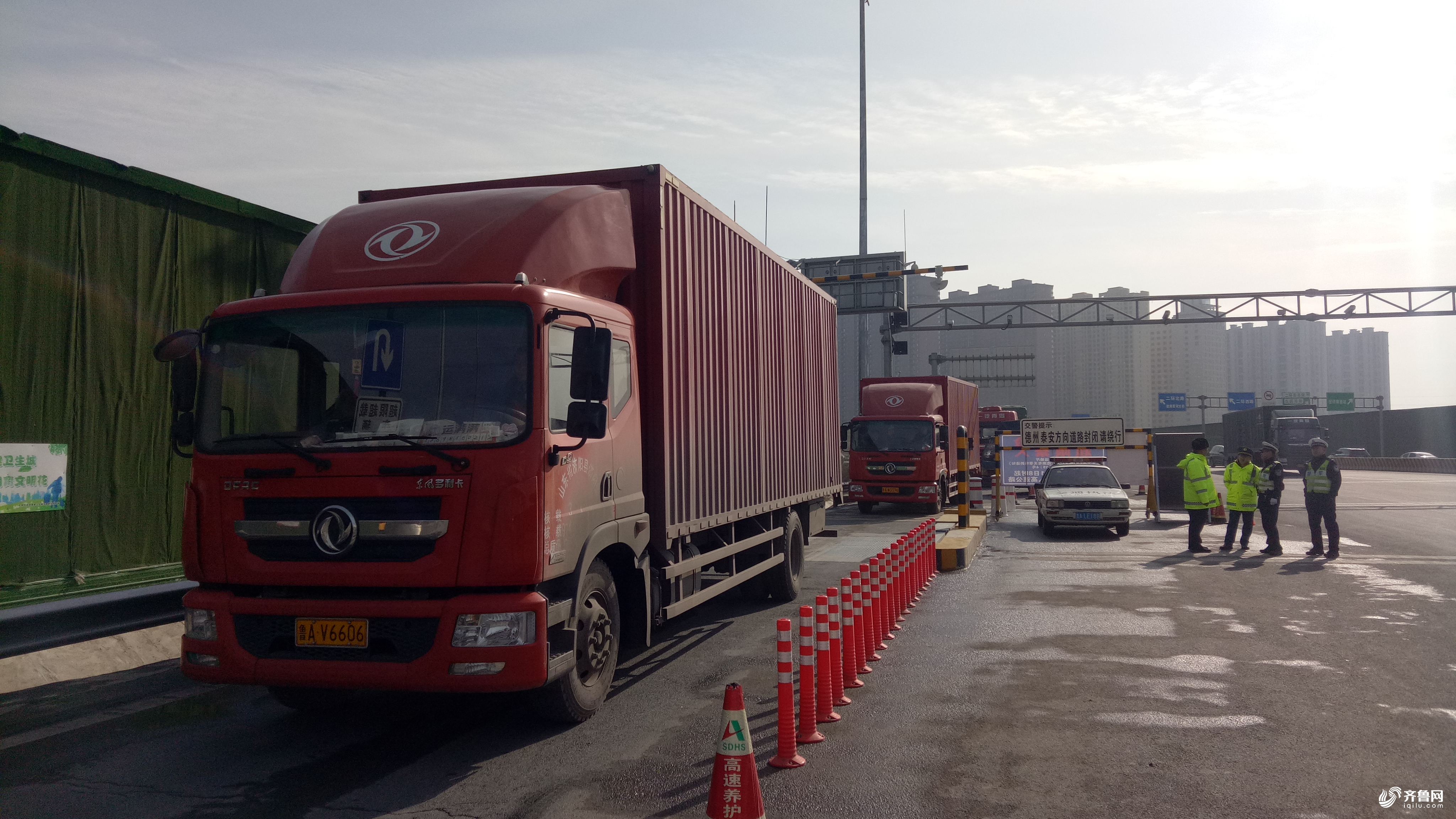 山东高速禁行超限超载运输车首日：济南三处高速收费站30多辆货车被查处