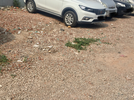 【啄木鸟在行动】水屯北路西泺河路公交站南侧围档内渣土裸露