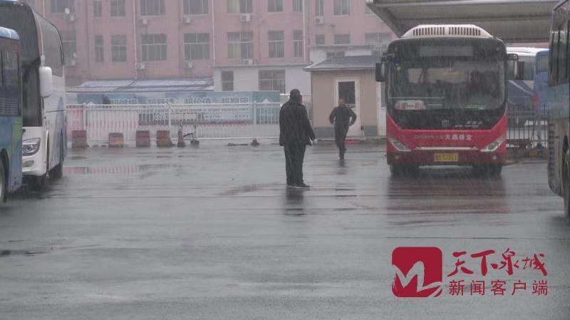 文明济南经得起大雪检阅 因为有人一直在行动