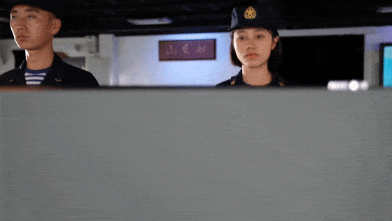  帅！24岁姑娘掌舵山东舰劈波斩浪