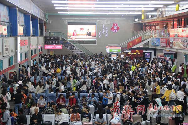 假期首日青岛5万人坐长途车出行 今起迎旅游客流高峰