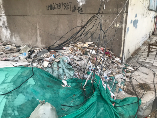 【啄木鸟在行动】槐荫区经十路22968号附近有建筑垃圾覆盖不全