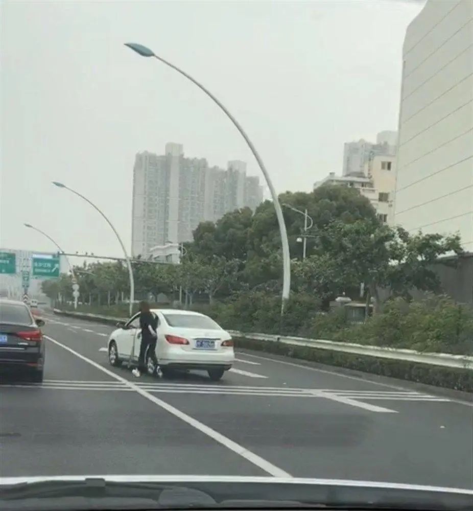 车自己跑了！上海一女司机大马路上狂追，还用手拉车门，想要打开