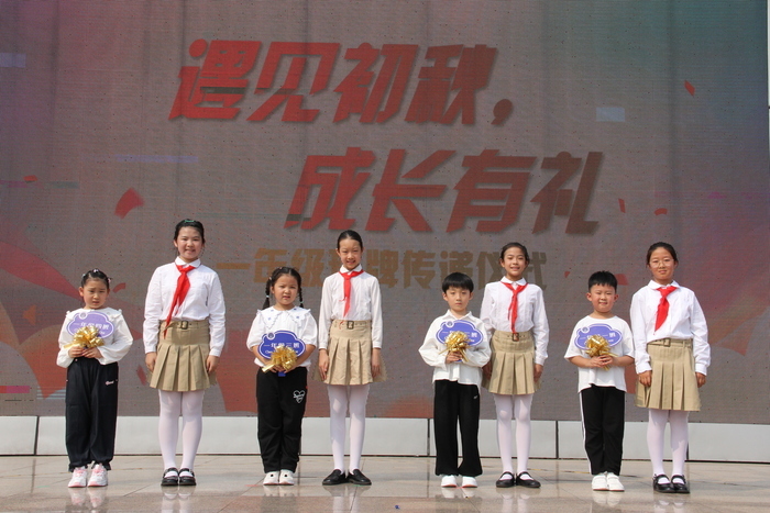 千人放飞纸飞机，这所学校的开学典礼“泰酷辣”