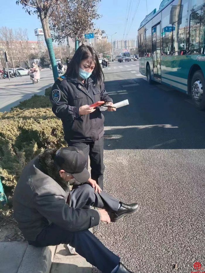 老人路边摔倒，济南公交驾驶员毫不犹豫伸出援手