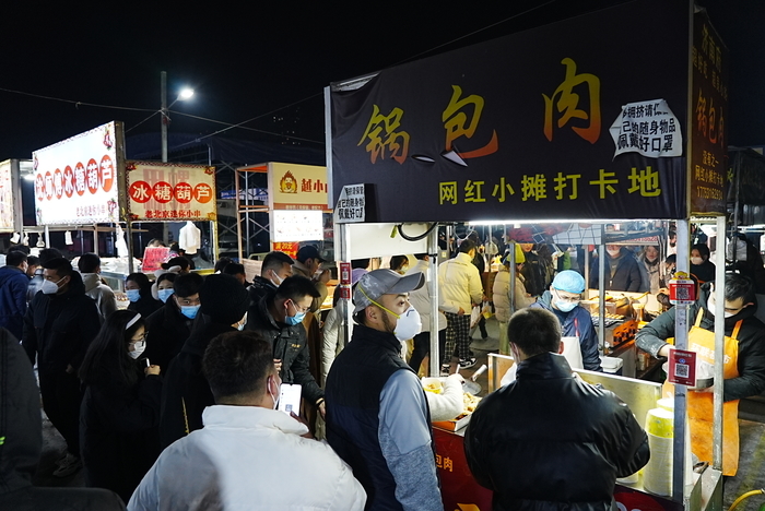 环联夜市恢复营业首日，小吃街烟火气升腾
