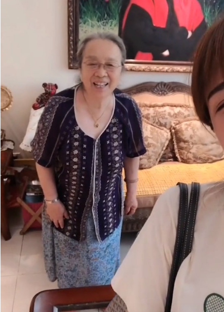 李明启孙女分享视频 83岁的容嬷嬷依然精神抖擞笑容和蔼