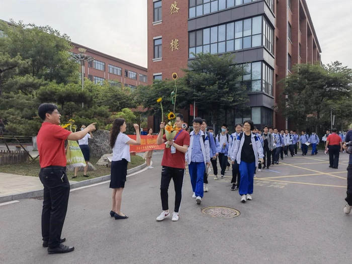 一举夺“葵”！济南大学城实验高中教师为至善学子高考送行