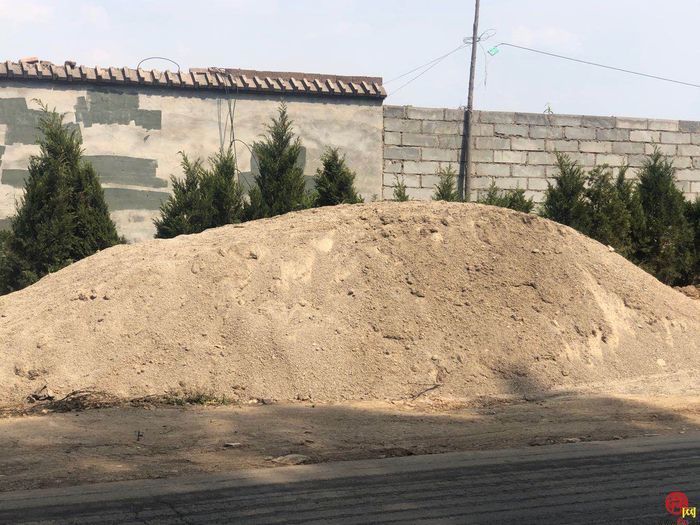 【啄木鸟行动】槐荫区美里西路道路旁渣土裸露成堆堆放