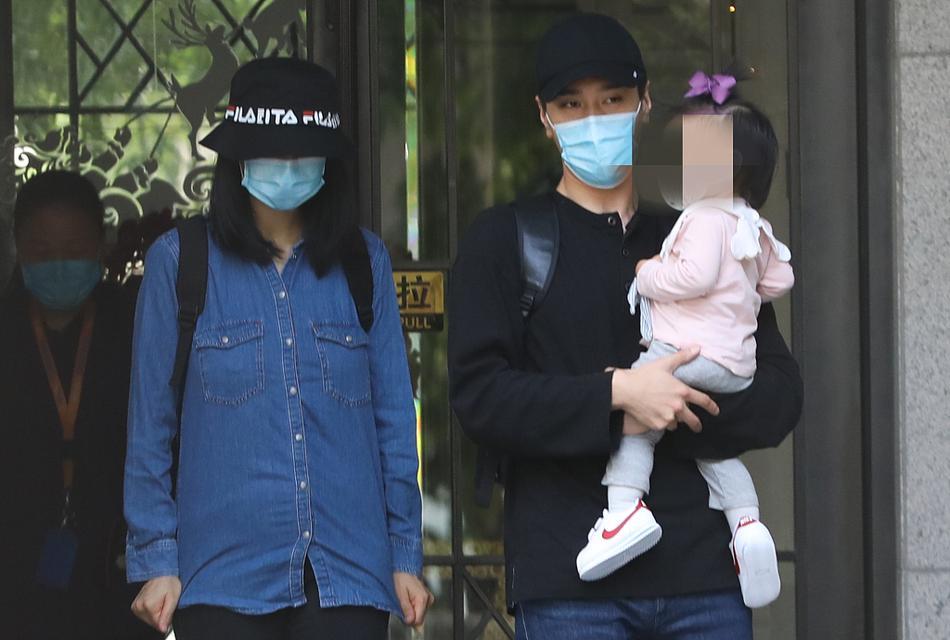 是不是有二胎了?赵又廷高圆圆一家三口现身 高圆圆产女1年还未恢复