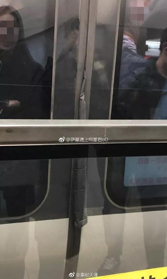 被卡住的风衣和上班，她选择了后者！一件风衣就独自坐地铁到终点