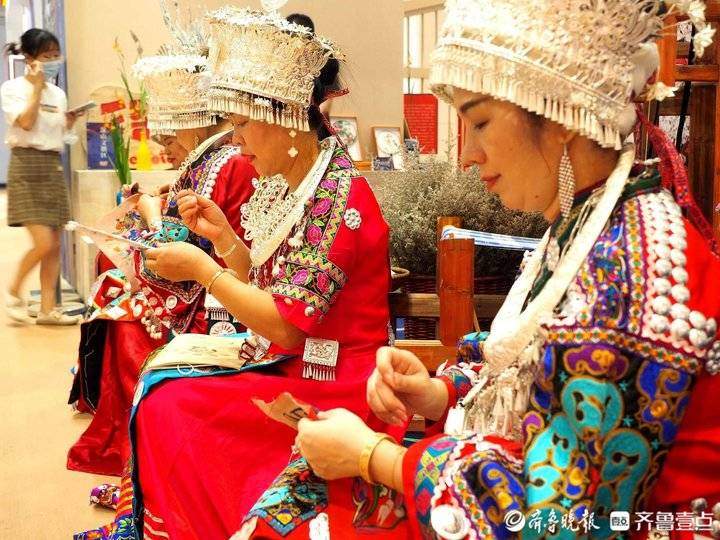 文博会苗绣手造展示，苗族女孩绣嫁衣场景再现