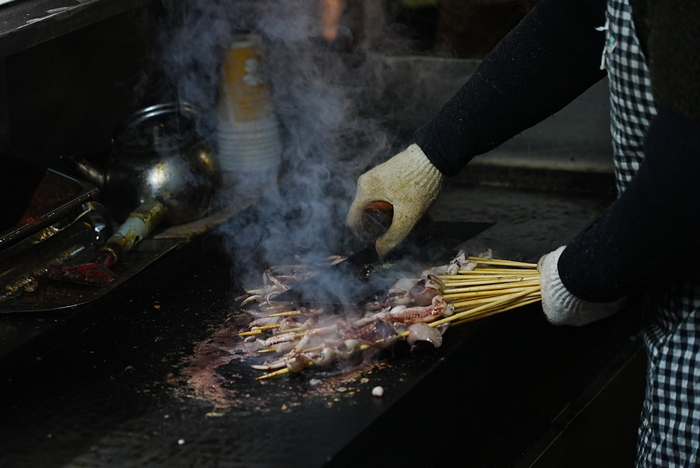 环联夜市恢复营业首日，小吃街烟火气升腾