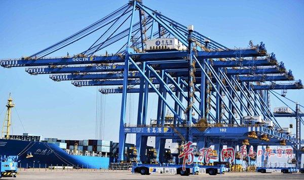 青岛港自动化码头 全球首次实现陆侧全自动收箱