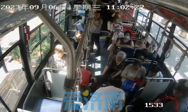 乘客三次晕倒，“济南老师儿”齐救援