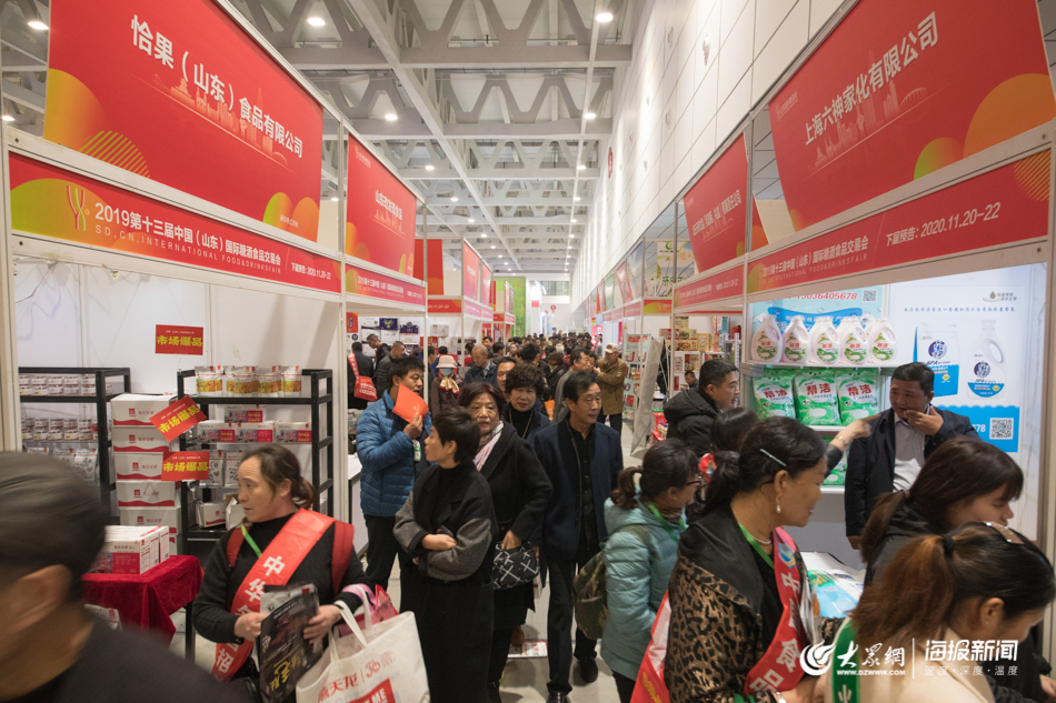 山东国际糖酒会举行，现场特色小吃人气旺